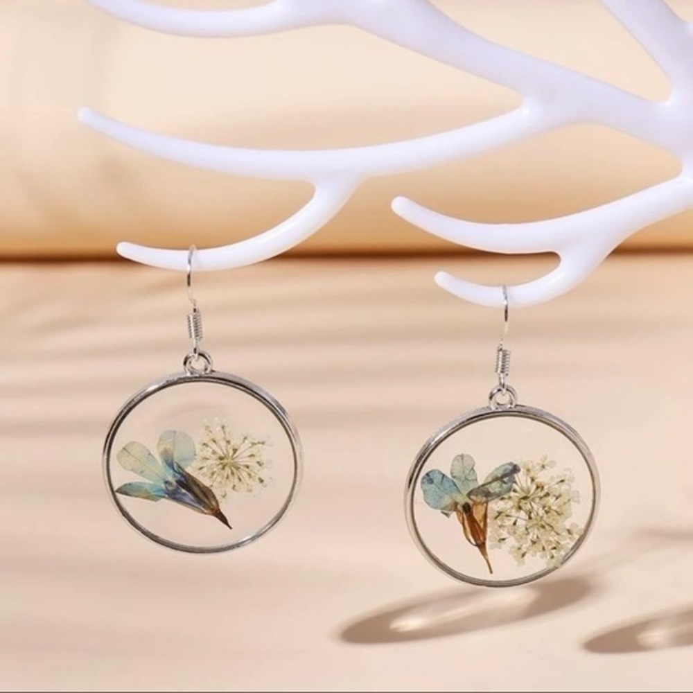 3/$30 🤍 Dried Flower Drop Earrings